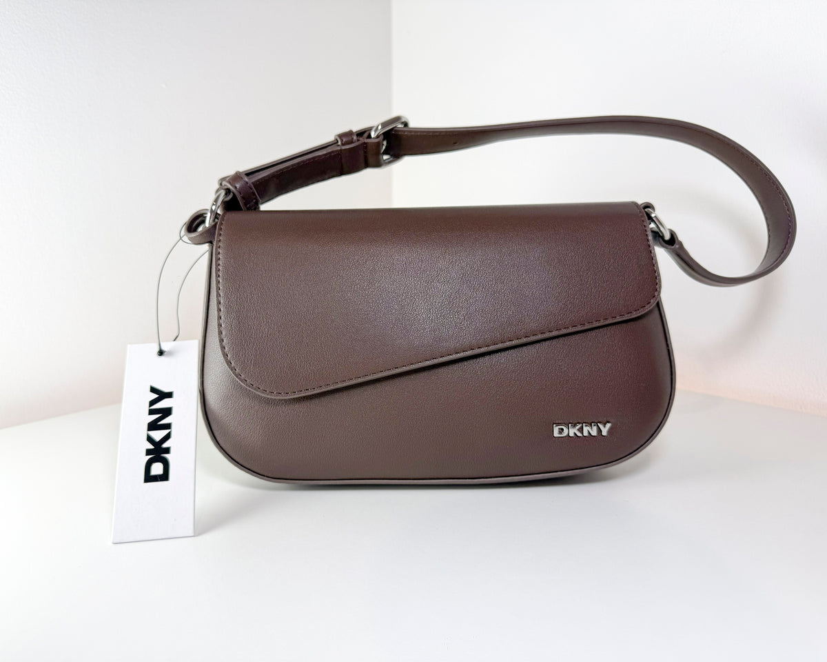 Bolso de hombro con solapa DKNY modelo Orla R533ZN13, nuevo con etiquetas, color marrón