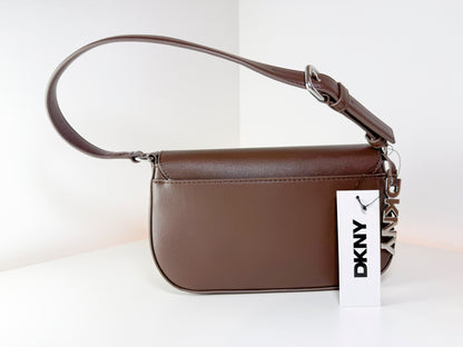 Bolso de hombro con solapa DKNY modelo Orla R533ZN13, nuevo con etiquetas, color marrón