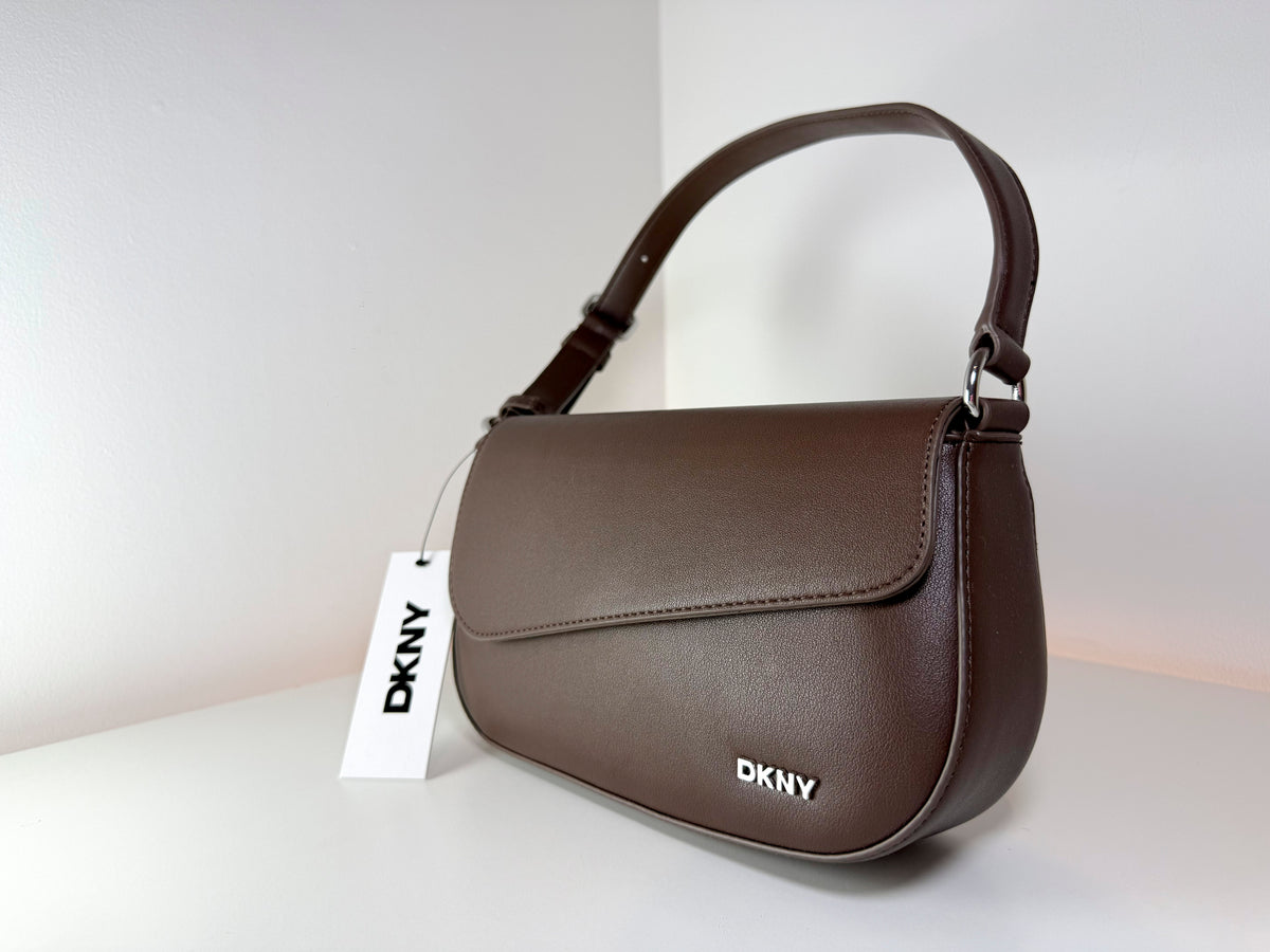 Bolso de hombro con solapa DKNY modelo Orla R533ZN13, nuevo con etiquetas, color marrón