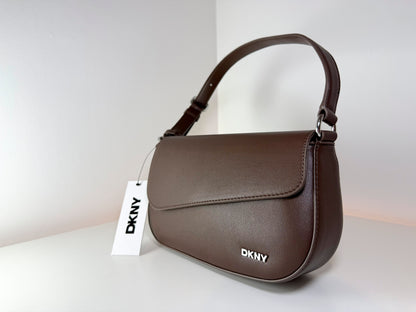 Bolso de hombro con solapa DKNY modelo Orla R533ZN13, nuevo con etiquetas, color marrón