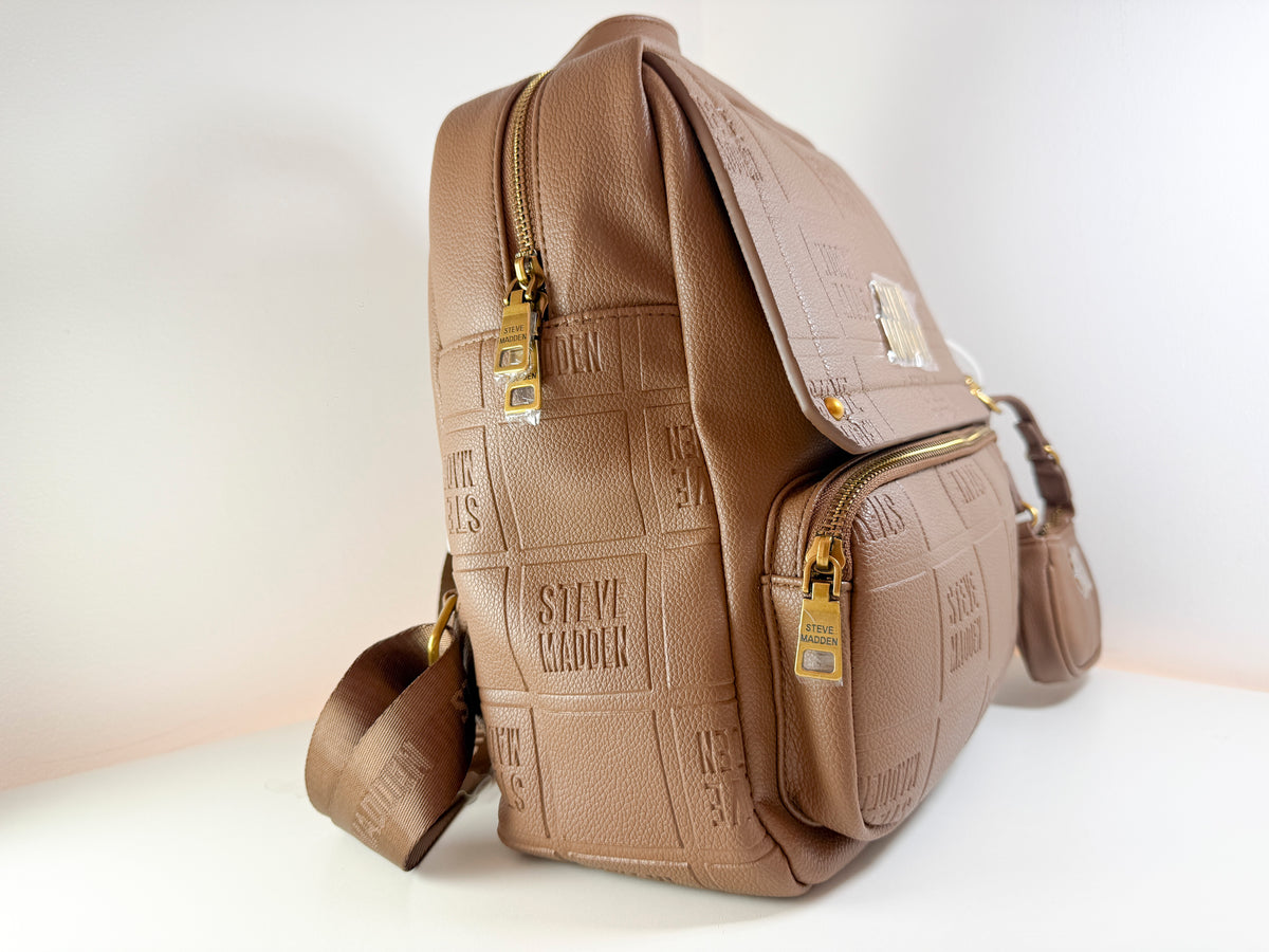 Mochila con dije Steve Madden DR143820 Nutshell Tampa, nueva con etiquetas