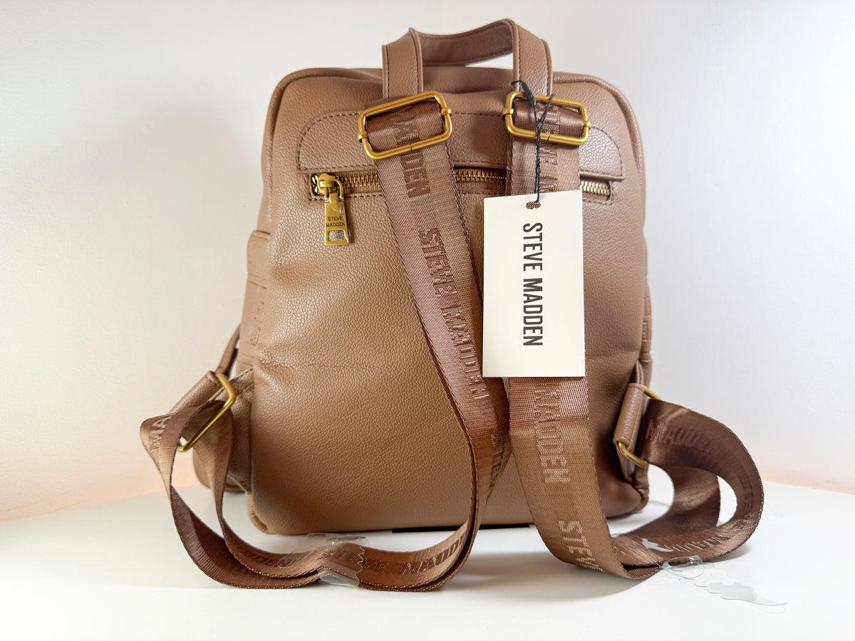 Mochila con dije Steve Madden DR143820 Nutshell Tampa, nueva con etiquetas