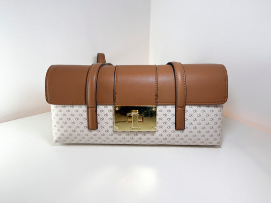 Bolso de hombro Calvin Klein para mujer, nuevo con etiquetas, diseño de tres compartimentos, color marrón con solapa de lona blanca