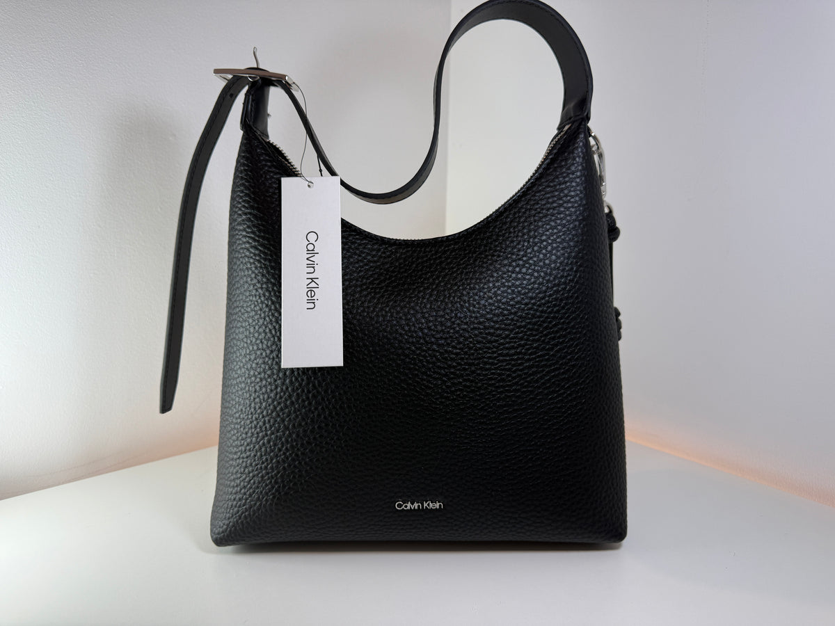 Bolso de hombro Calvin Klein negro/plateado, nuevo con etiquetas (NWT), modelo H6GCAAN9