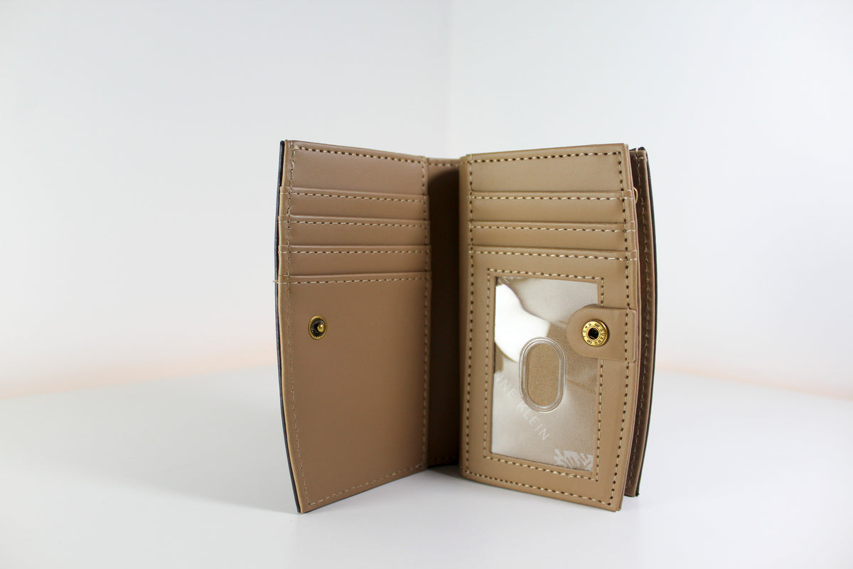 Nueva cartera mediana con detalle de bocado Anne Klein para mujer